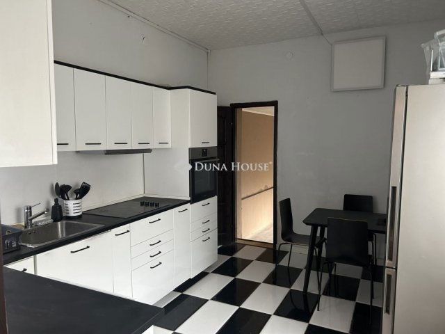 Eladó családi ház, Székesfehérvárott 77.5 M Ft, 6 szobás