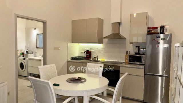 Eladó téglalakás, Budapesten, VI. kerületben 99.5 M Ft, 2 szobás