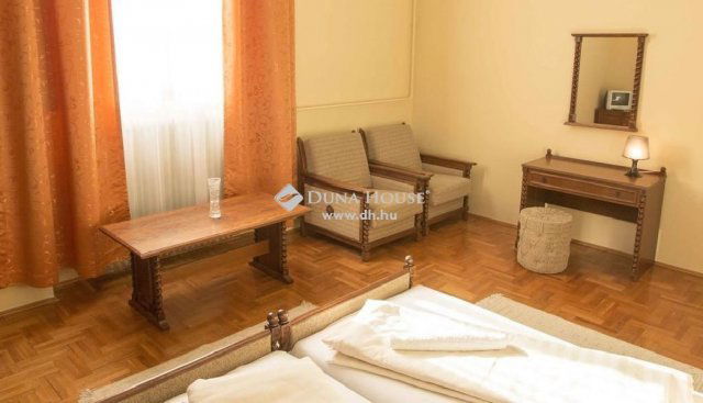 Eladó családi ház, Pusztacsaládon 600 M Ft, 1 szobás