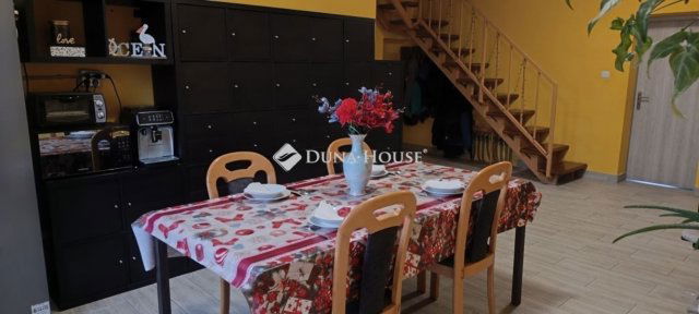 Eladó családi ház, Nyergesújfaluban 90 M Ft, 6 szobás