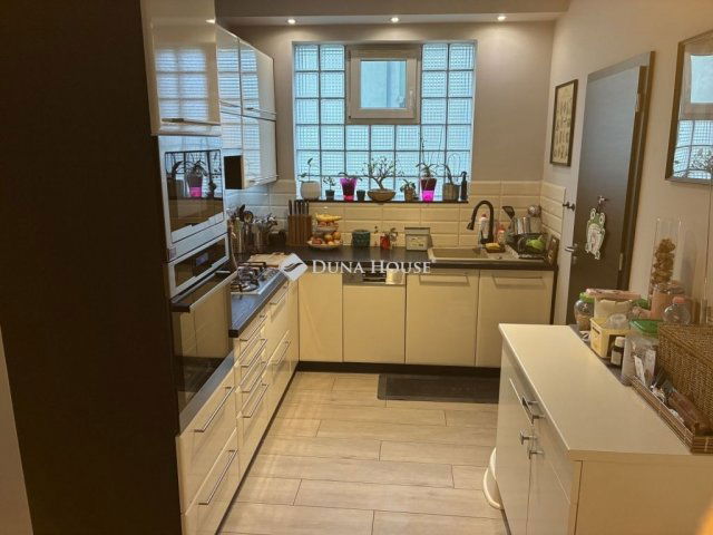 Eladó téglalakás, Győrött 99 M Ft, 3 szobás