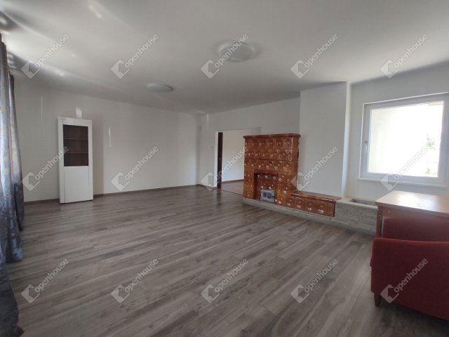 Eladó családi ház, Komáromban 95 M Ft, 5 szobás