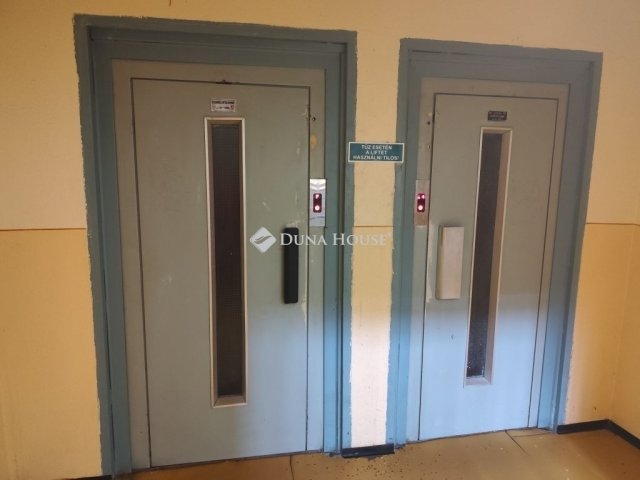 Eladó panellakás, Debrecenben 66.5 M Ft, 4 szobás