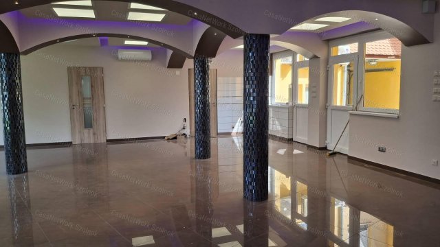 Kiadó üzlethelyiség, Szolnokon 300 E Ft / hó, 1 szobás