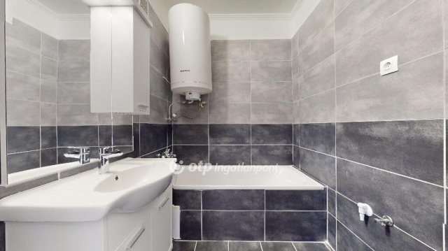 Eladó panellakás, Nyírbátorban 37.8 M Ft, 2 szobás