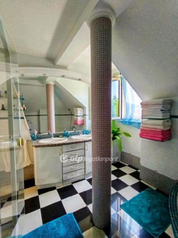 Eladó családi ház, Kisorosziban 144.9 M Ft, 6 szobás