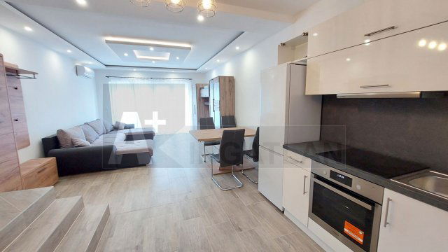 Eladó téglalakás, Szegeden 92 M Ft, 5 szobás