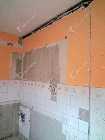 Eladó panellakás, Komáromban 46.5 M Ft, 4 szobás