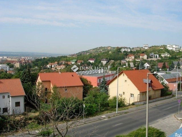 Eladó panellakás, Pécsett 69.9 M Ft, 2+1 szobás