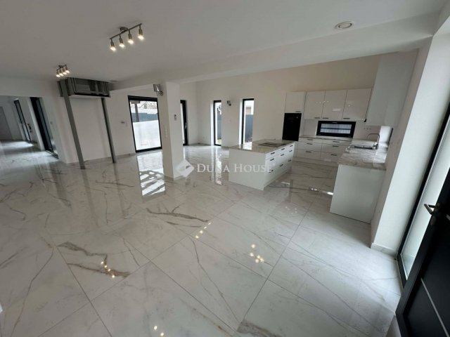 Eladó családi ház, Vecsésen 219.9 M Ft, 5 szobás