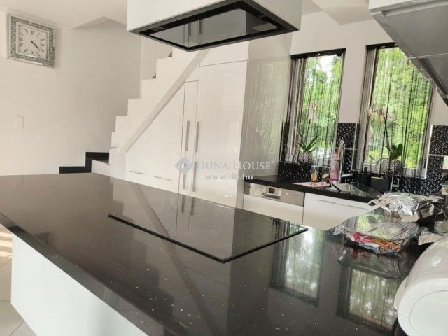 Eladó családi ház, Dunakeszin 118 M Ft, 3+1 szobás