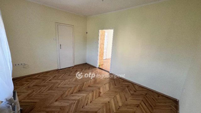 Eladó téglalakás, Pápán 42.9 M Ft, 2 szobás