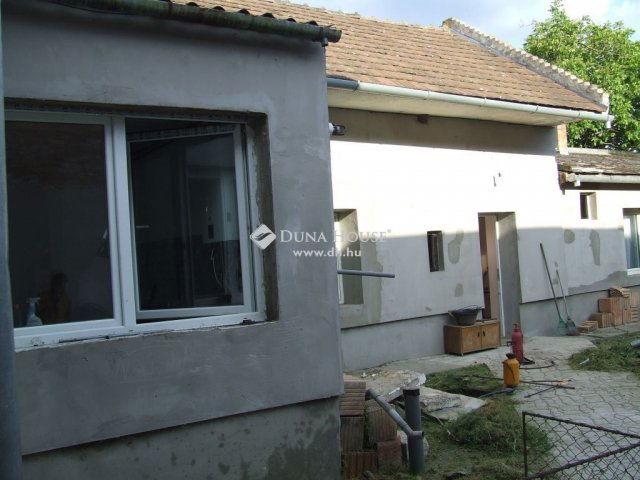 Eladó családi ház, Esztergomban 119.9 M Ft, 6 szobás