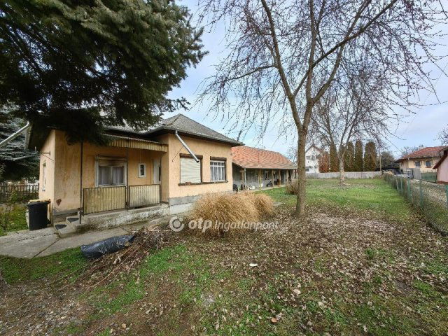 Eladó családi ház, Berekfürdőn 29.99 M Ft, 1+3 szobás