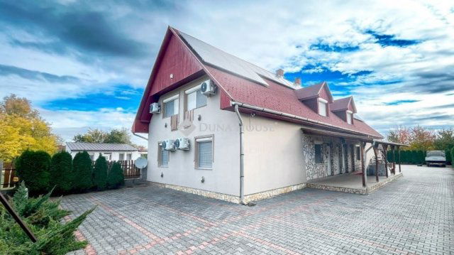 Eladó ikerház, Siófokon 95 M Ft, 6 szobás / költözzbe.hu