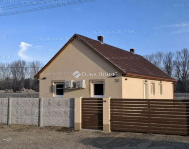 Eladó családi ház, Tápiószentmártonon 56.9 M Ft, 4 szobás