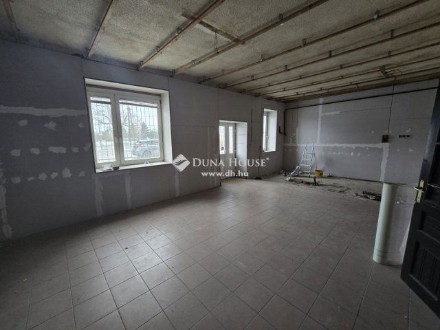Eladó üzlethelyiség, Szabadbattyánban 35 M Ft