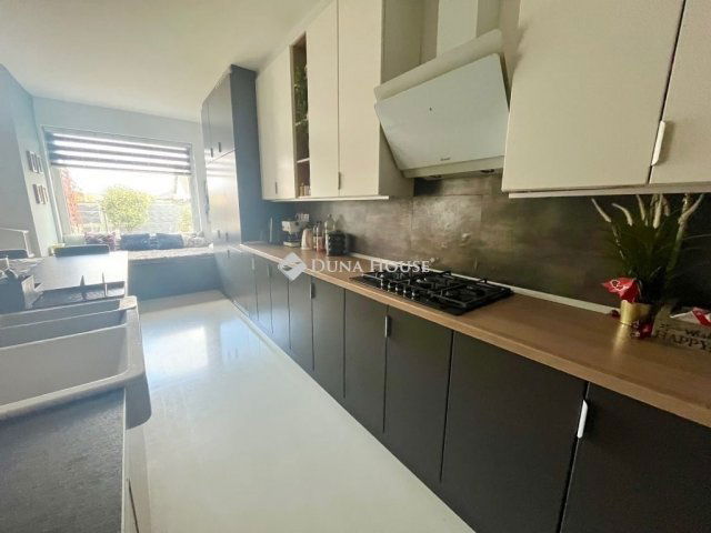 Eladó családi ház, Székesfehérvárott 199.99 M Ft, 5 szobás