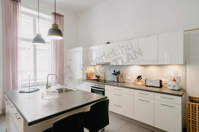 Kiadó téglalakás, albérlet, VI. kerületben, Hunyadi téren