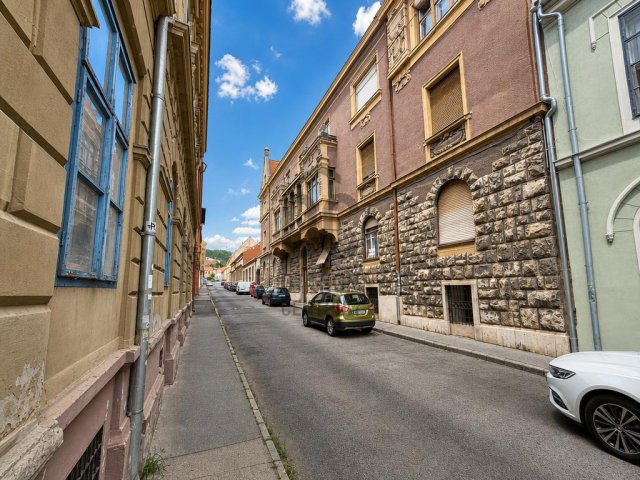Eladó téglalakás, Pécsett, Majorossy Imre utcában 85 M Ft