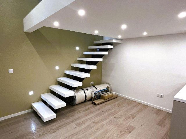 Eladó téglalakás, Budapesten, VI. kerületben 63.6 M Ft, 2 szobás