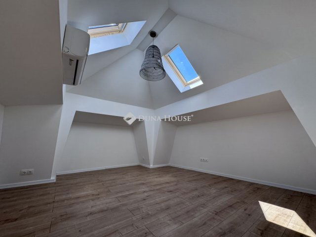 Eladó családi ház, Pécsett 97.9 M Ft, 3 szobás