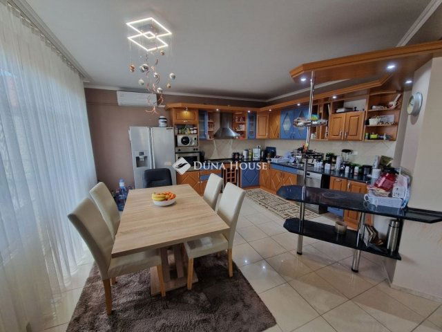 Eladó téglalakás, Baján 65 M Ft, 5 szobás