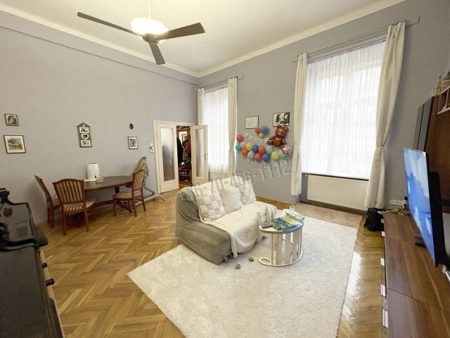 Eladó téglalakás, Budapesten, V. kerületben, Október 6. utcában
