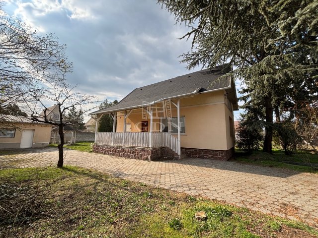 Eladó családi ház, Komáromban 64 M Ft, 3+1 szobás