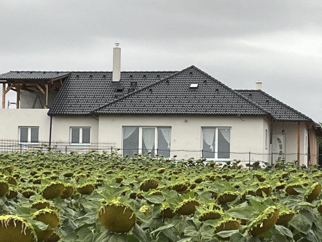 Eladó családi ház, Szentkirályszabadján, Erdő sétányon