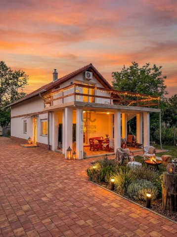 Eladó családi ház, Siófokon 173 M Ft, 8 szobás