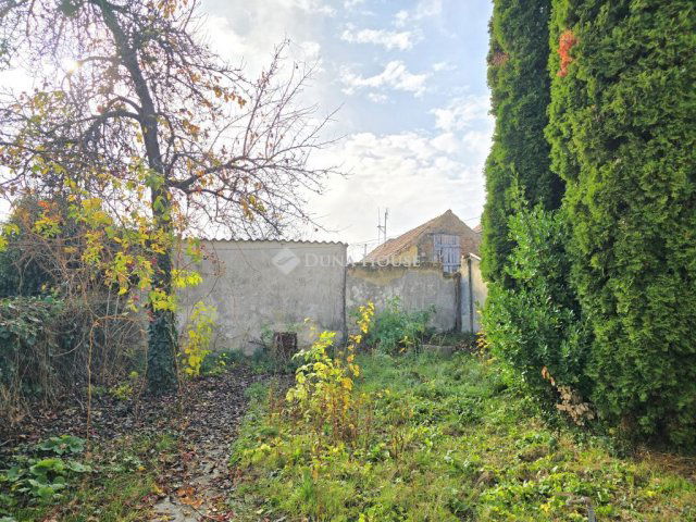 Eladó téglalakás, Pécsett 19.9 M Ft, 1 szobás