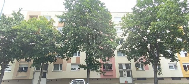 Eladó panellakás, Ajkán 30.8 M Ft, 2 szobás