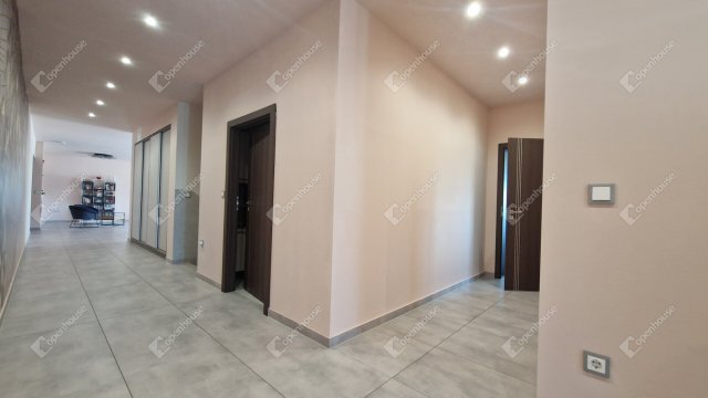 Eladó családi ház, Komáromban 450 M Ft, 7 szobás
