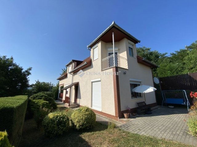 Eladó családi ház, Pécsett 125 M Ft, 5 szobás