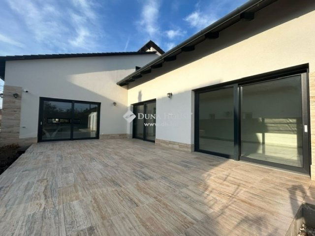 Eladó családi ház, Vecsésen 249 M Ft, 5 szobás