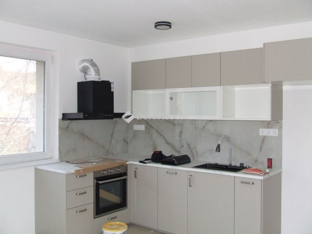 Eladó családi ház, Esztergomban 180 M Ft, 9 szobás