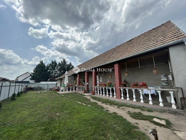 Eladó családi ház, Vecsésen 85 M Ft, 4 szobás