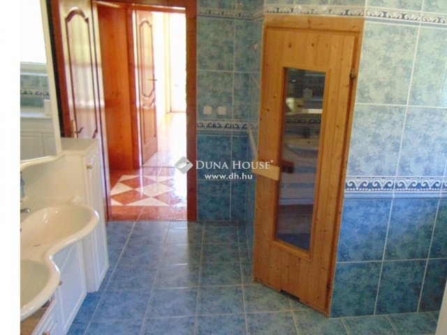 Eladó családi ház, Budaörsön 375 M Ft, 9 szobás