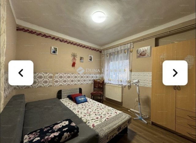 Eladó családi ház, Pécsett 69.9 M Ft, 6+1 szobás