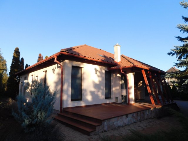 Eladó családi ház, Hévízen 265.625 M Ft, 5 szobás