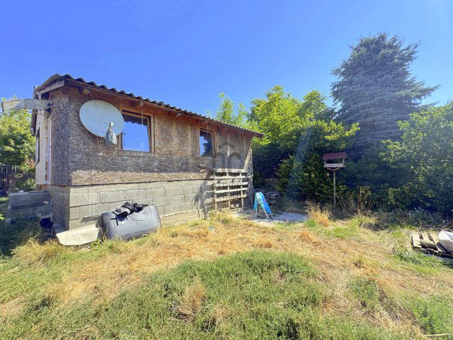 Eladó nyaraló, Vácon, Tavirózsa utcában 35.99 M Ft, 3 szobás