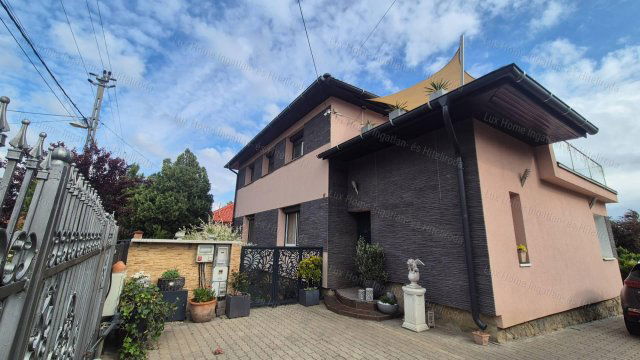Eladó családi ház, Oroszlányban 120 M Ft, 5 szobás