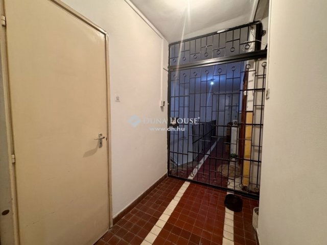 Eladó téglalakás, Budapesten, V. kerületben 93.5 M Ft, 1 szobás
