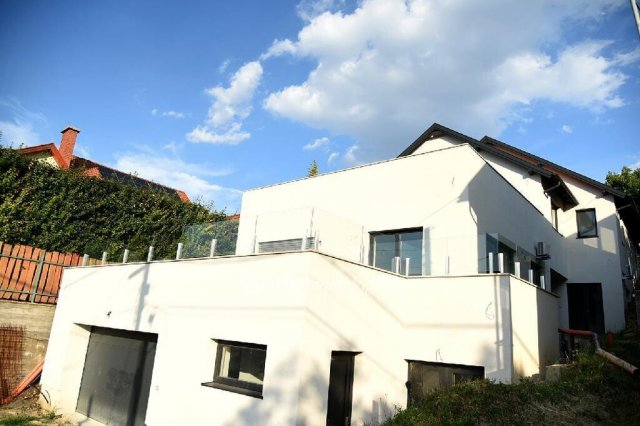Eladó családi ház, Ürömön 459 M Ft, 7 szobás