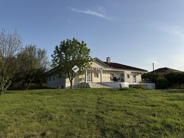 Eladó családi ház, Esztergomban 167 M Ft, 8 szobás
