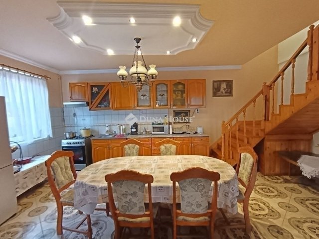Eladó családi ház, Szegeden 92 M Ft, 5 szobás
