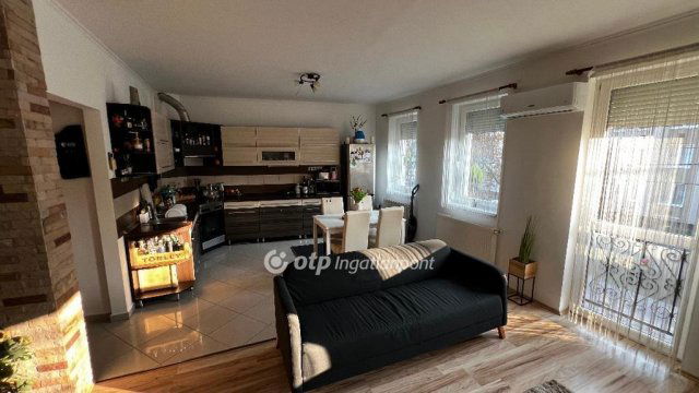 Eladó téglalakás, Egerben 82 M Ft, 3 szobás