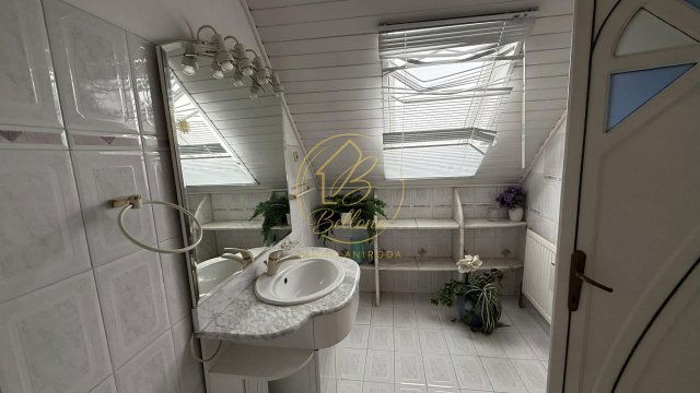 Eladó téglalakás, Pécsett 99 M Ft, 4 szobás