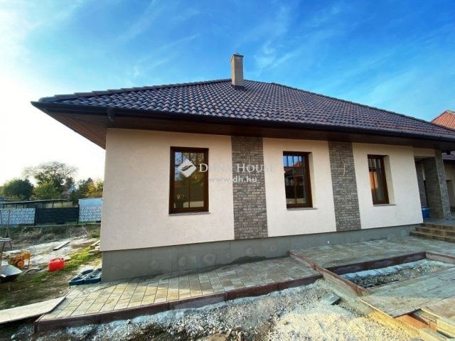Eladó ikerház, Tápiószecsőn 68.5 M Ft, 3 szobás